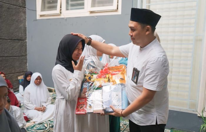 VISIONER: Pemimpin PNM Cabang Surabaya Irfan Ardianto menyalurkan langsung bantuan kepada anak yatim. (RadarMadura.id)