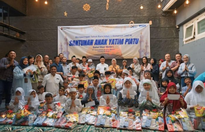 PEDULI: PNM Surabaya memberikan santunan kepada anak yatim.