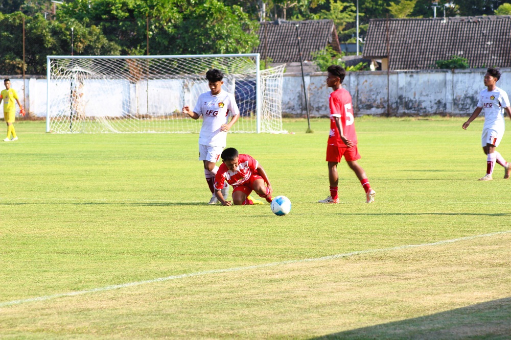 BERJUANG: Pemain Persepam Pamekasan merebut bola menjamu Persik Kediri di Lapangan MUTG Pamekasan, Minggu (27/7).