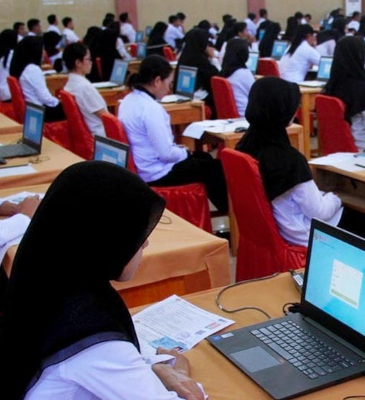 Peserta sedang Fukus di hadapan laptop saat melaksanakan seleksi CPNS dan atau PPPK