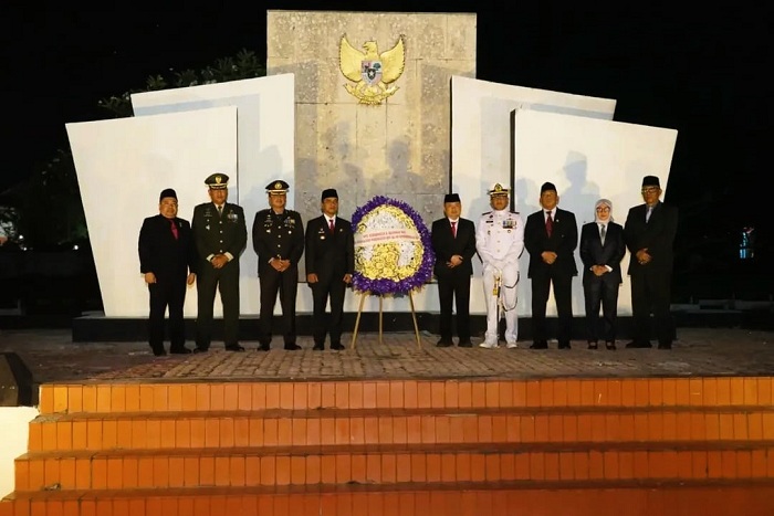 SOLID: Forkopimda Bangkalan berfoto bersama usai mengikuti renungan suci di TMP yang berlokasi di Jalan Soekarno-Hatta, Minggu (17/8). (PROKOPIM UNTUK JPRM)