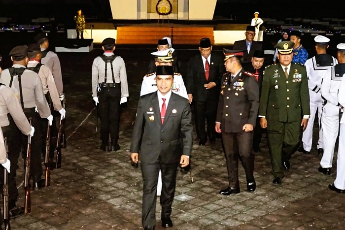 PATRIOTIS: Bupati Bangkalan Lukman Hakim meninggalkan TMP usai mengikuti renungan suci yang berlokasi di Jalan Soekarno-Hatta, Minggu (17/8). (PROKOPIM UNTUK JPRM)