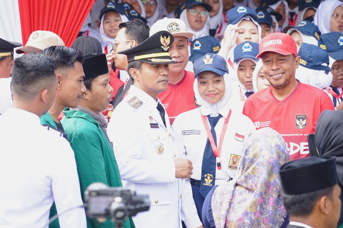 DEKAT DENGAN SEMUA GOLONGAN: Bupati Bangkalan Lukman Hakim dan wakilnya, Moch. Fauzan Ja&rsquo;far, berfoto bersama paduan suara pasca upacara HUT Ke-80 Kemerdekaan RI di Alun-Alun Bangkalan Minggu (17/8).
