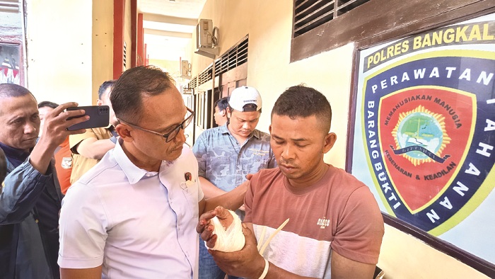 KEJAM: Tersangka pembunuhan balita Cholis dibekuk polisi, Kamis (14/8). (ZEINAL ABIDIN/JPRM)