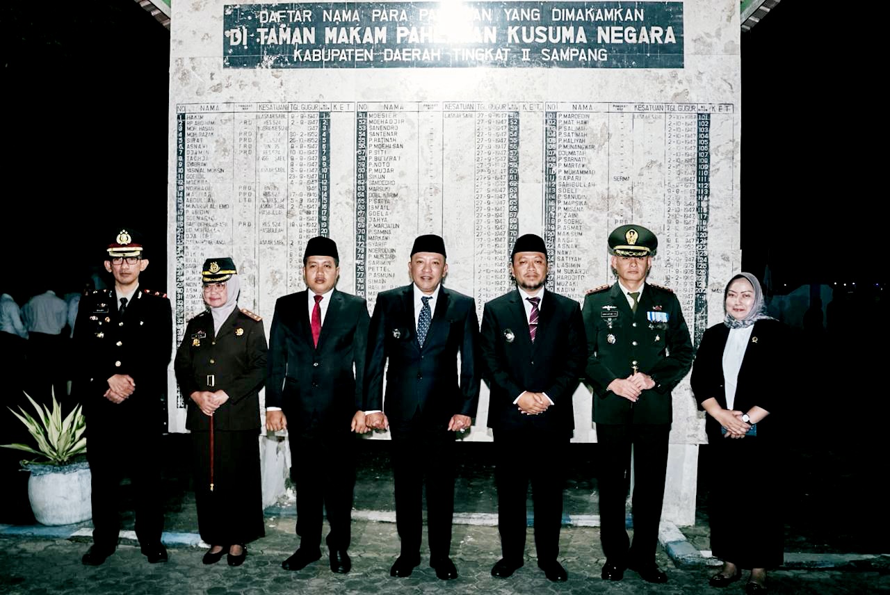 BERSINERGI: Bupati Slamet Junadi berfoto bersama Wabup Ahmad Mahfudz dan jajaran forkopimda dalam acara apel kehormatan di TMP Kusuma Negara Sampang Minggu (17/8) dini hari. (JUNAIDI PONDIYANTO/JPRM)