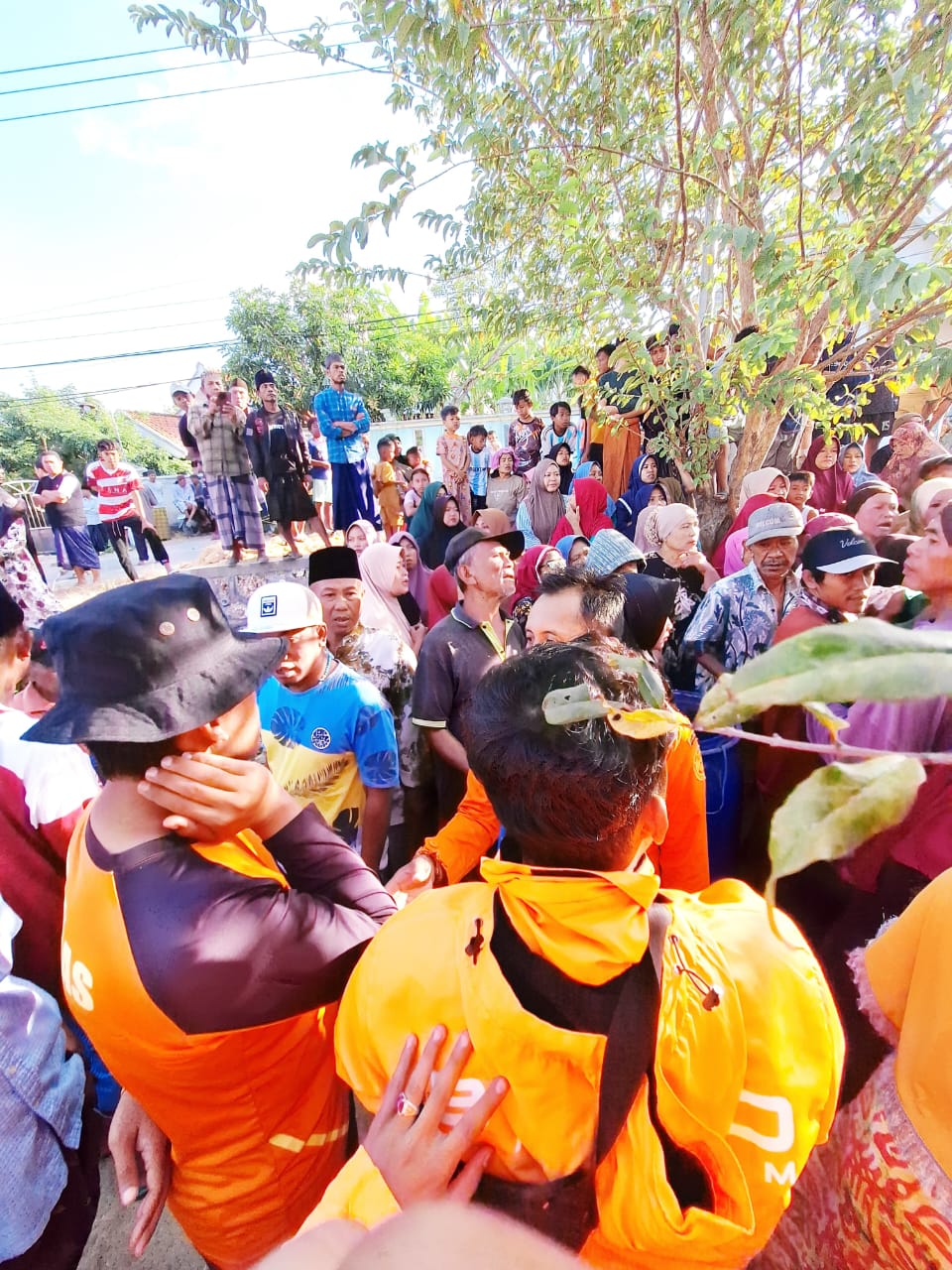 MEMBELUDAH: Proses evakuasi korban laka laut oleh tim SAR di Desa Labuhan, Kecamatan Sreseh, Sampang, Minggu (17/8).
