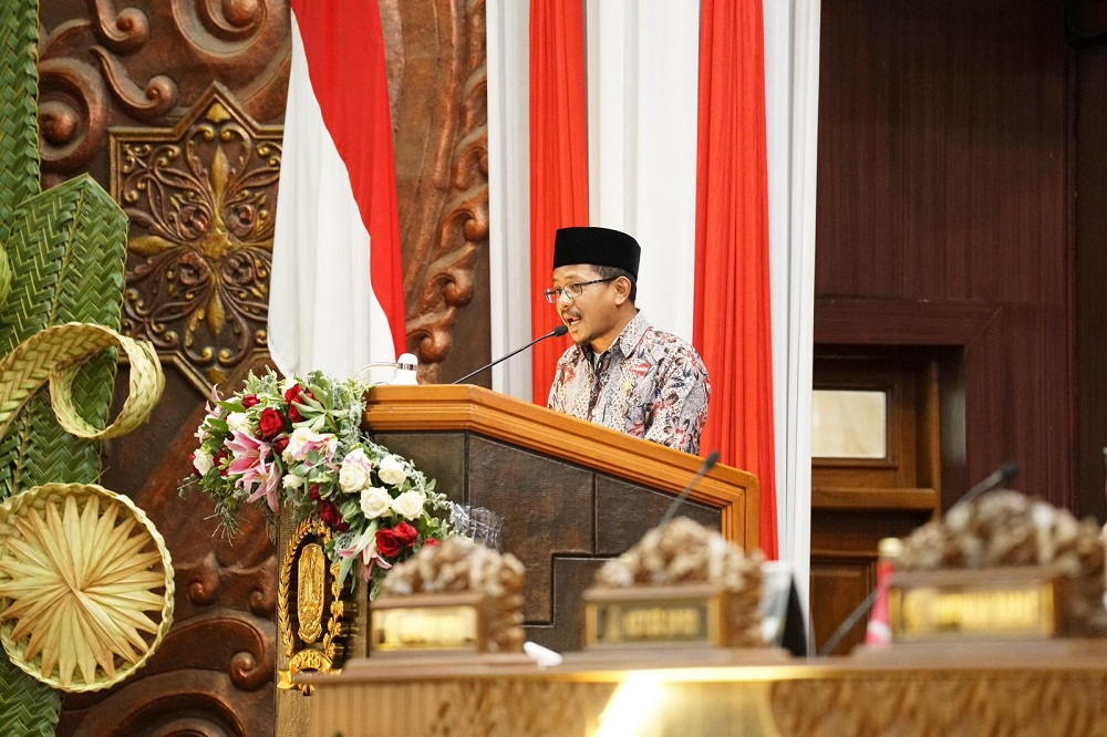 BERSAHAJA: Juru bicara Banggar DPRD Jatim H Mohammad Nasih Aschal saat paparan dalam rapat paripurna DPRD Jatim di Surabaya, Sabtu (16/8).