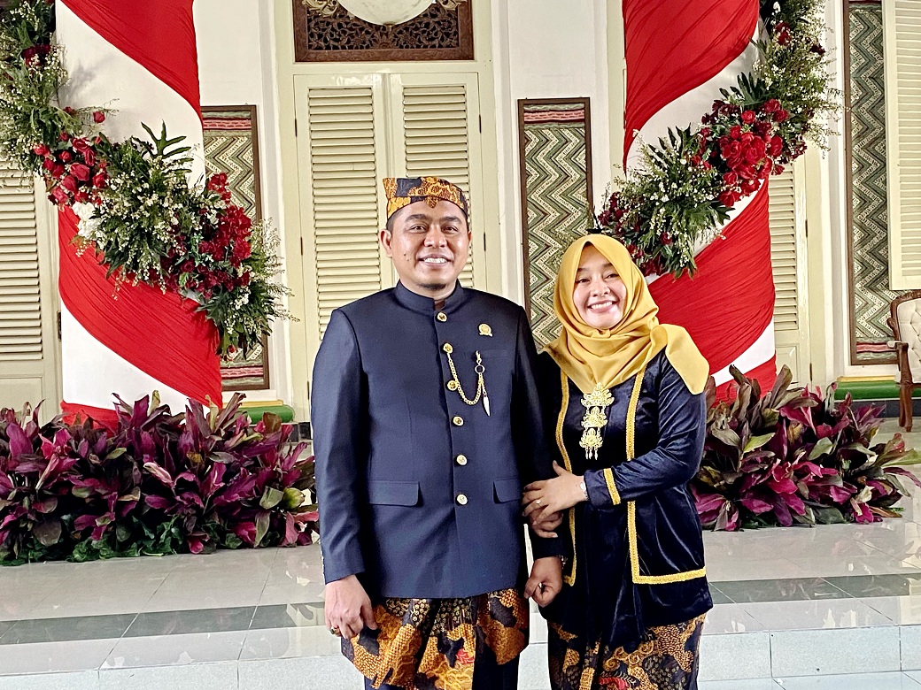 KEMERDEKAAN: Ketua DPRD Pamekasan Ali Masykur dan istrinya, Husratul Ainiyah, saat sesi foto pasca mengikuti upacara HUT Ke-80 Kemerdekaan RI di Mandhapa Agung Ronggosukowati .