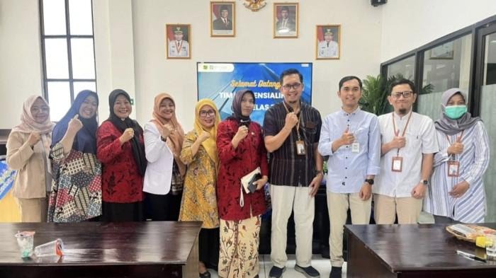 SEMRINGAH: Direktur RSUD dr H Moh. Anwar Sumenep dr Erliyati menerima tim penilaian kredensialing dari BPJS Kesehatan Wilayah Madura.