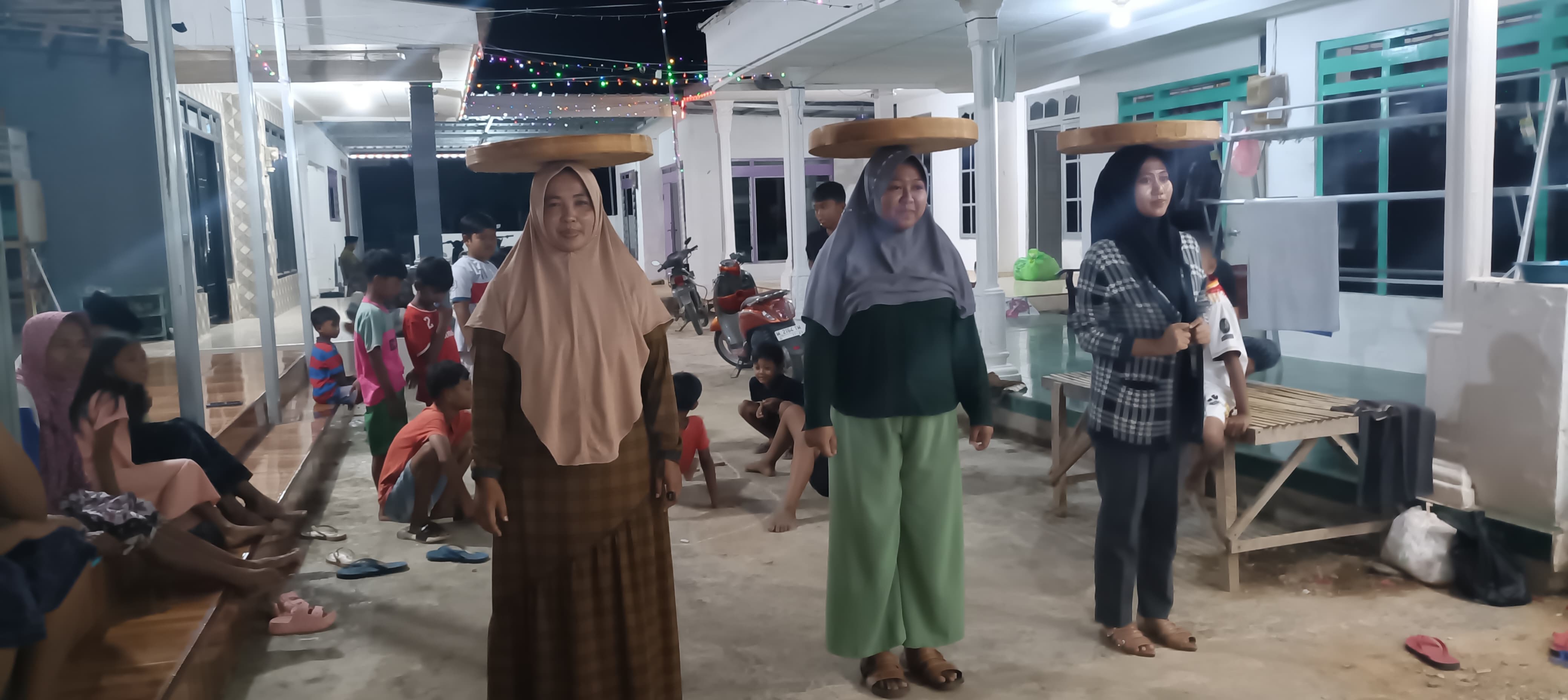 SEMARAK: Ibu-ibu di di Kampung Pocang Timur, Desa Cangkreng, Kecamatan Lenteng, Sumenep mengikuti lomba memeriahkan HUT Ke-80 RI.