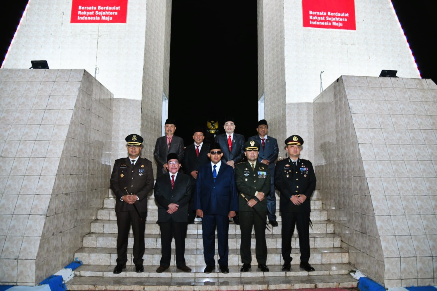 BERJEJER: Bupati Sumenep Achmad Fauzi Wongsojudo (tengah) bersama Wabup Kh Imam Hasyim dan jajaran forkopimda foto bersama di Taman Makam Pahlawan (TMP) Jokotole