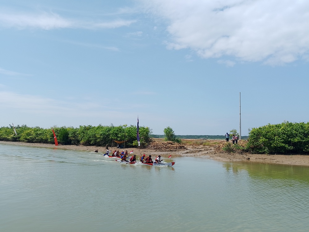 PENUH SEMANGAT: Perserta mendayung perahu dalam lomba agustusan di Kali Kemuning, Kelurahan Banyuanyar, Sampang, .