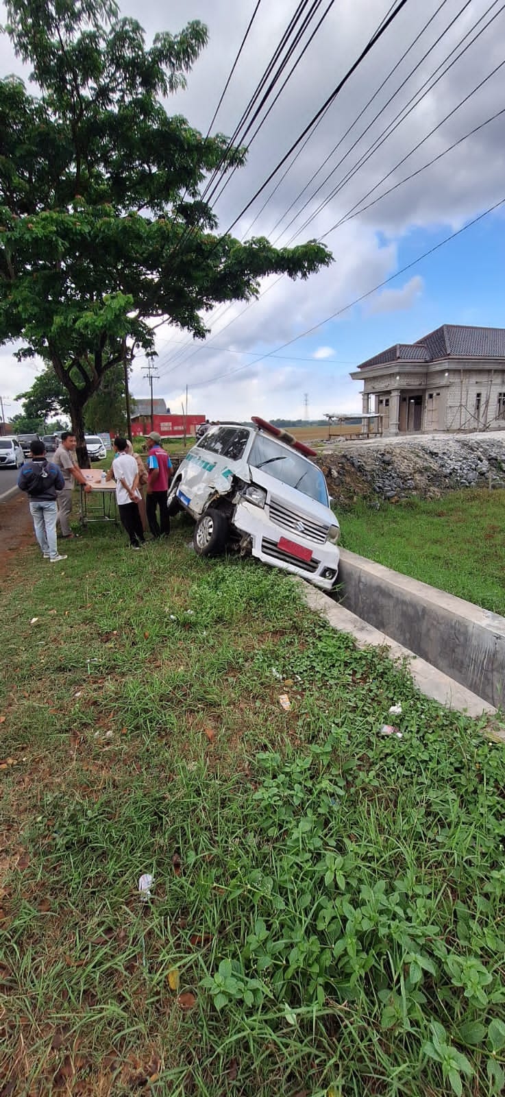 TERPEROSOK: Petugas melakukan evakuasi pasien ambulance yang terlibat laka beruntun di Jalan Desa Benangkah, Burneh Bangkalan, Selasa (19/8).