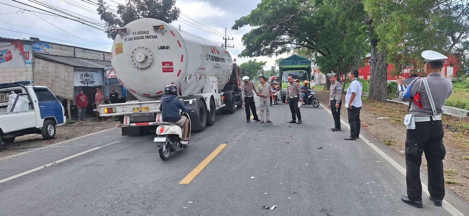 TKP: Petugas Satlantas Polres Bangkalan melalukan olah tempat kejadian kecelakaan beruntun di Jalan Raya Desa Benangkah, Burneh Bangkalan, Selasa (19/8)