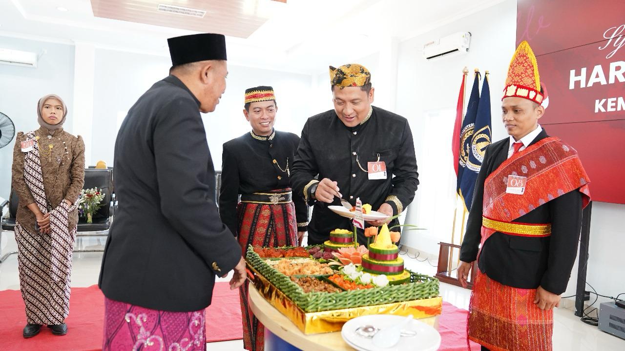 MAKNA KEMERDEKAAN: Kepala Kantor Imigrasi Pamekasan Ahmad Muttaqin memimpin prosesi pemotongan tumpeng.