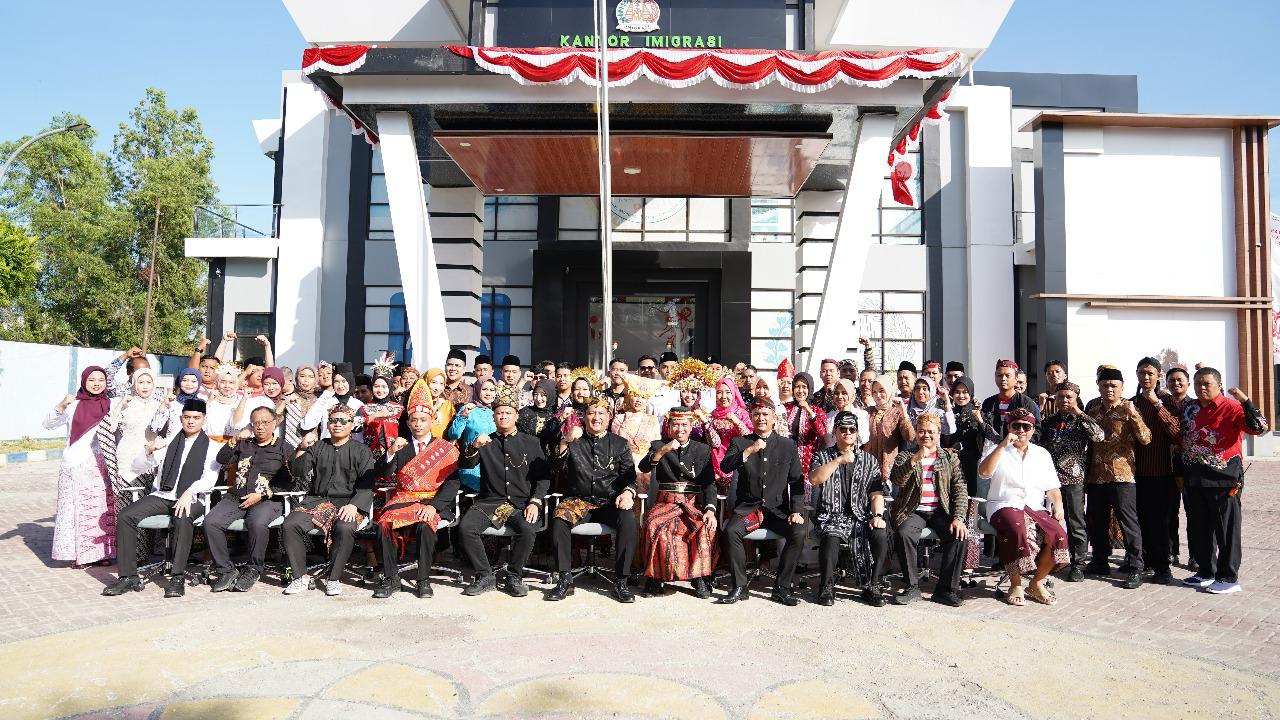 FOTO BERSAMA: Para jajaran pejabat dan karyawan Kantor Imigrasi Pamekasan usai mengikuti upacara 17 Agustus.