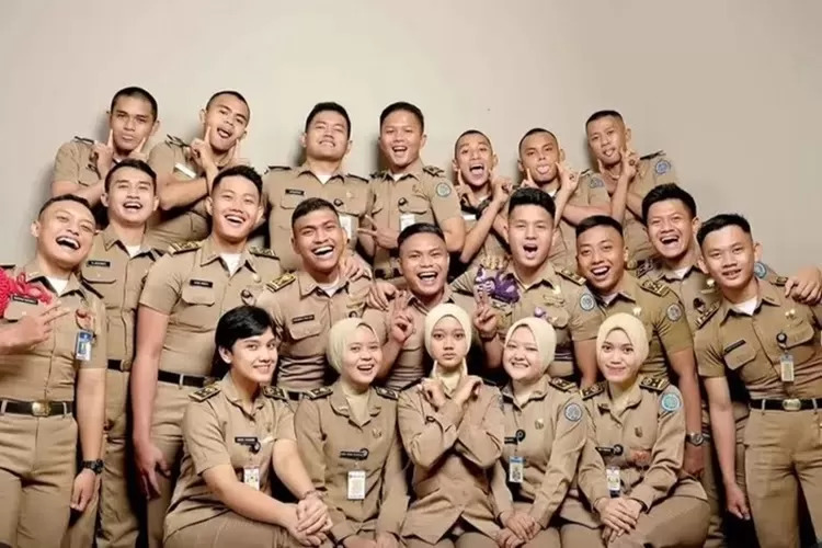 Para peserta sekolah kedinasan foto bersama setelah dinyatakan lulus.
