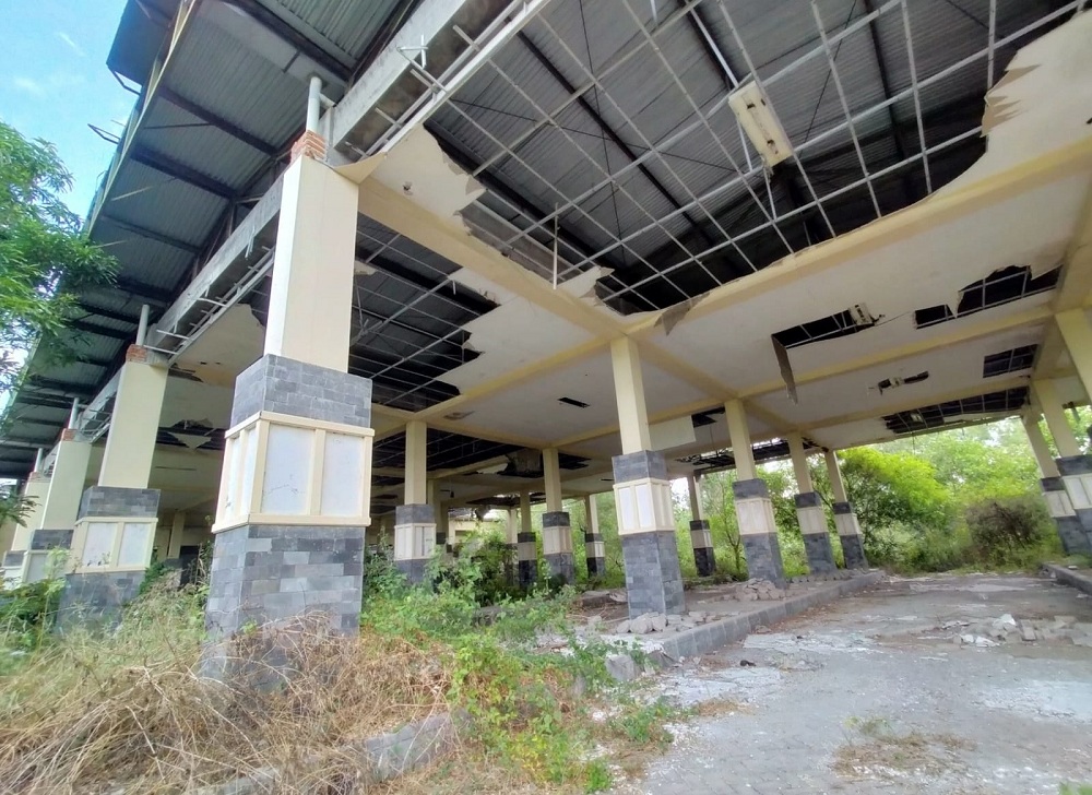 TERBENGKALAI: Terminal tipe A di Desa Masaran, Kecamatan Tragah, yang diproyeksikan sebagai TPST, tampak sepi.