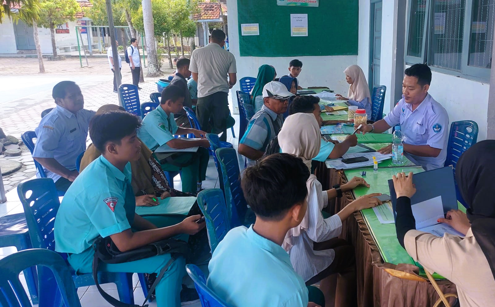 TERTIB: Sejumlah siswa melakukan pendaftaran di SMA Negeri 1 Sampang, Rabu (4/6)