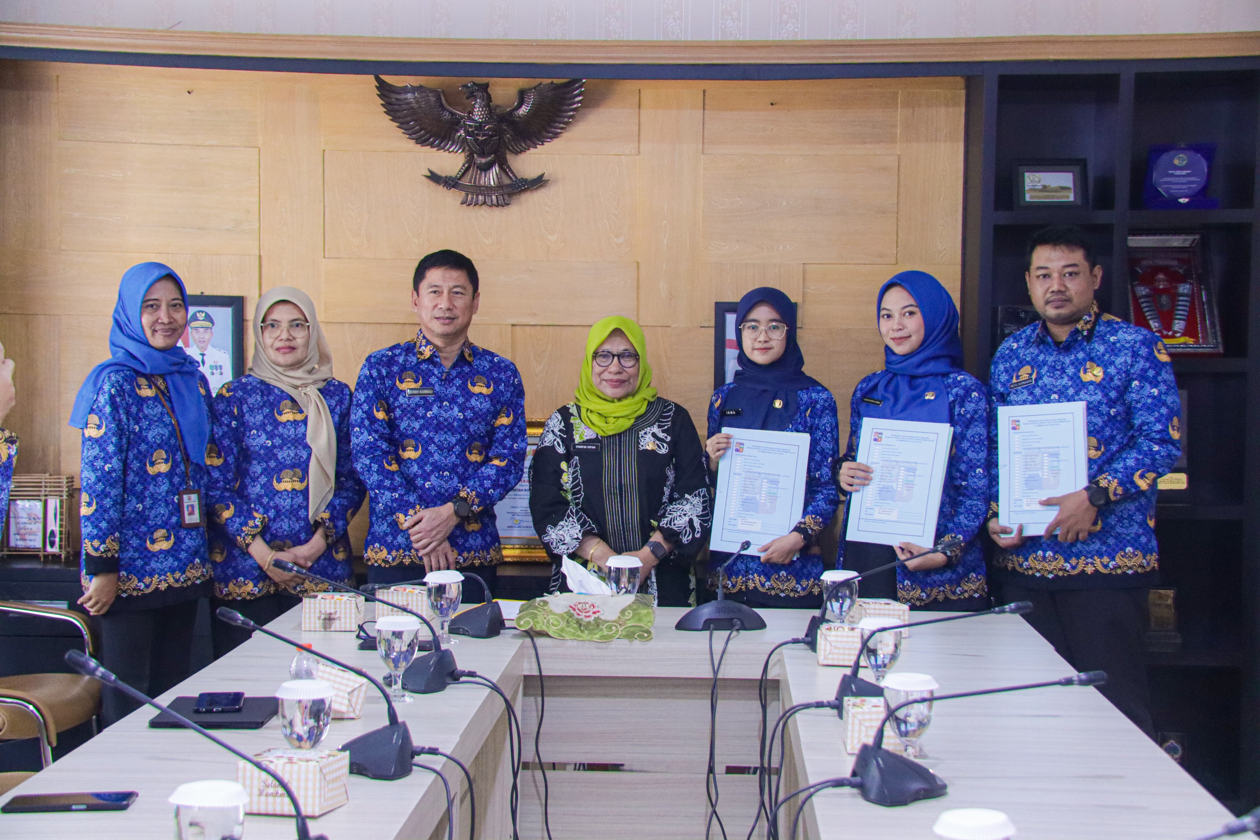 Pemerintah Kota (Pemkot) Bogor melalui Sekretaris Daerah (Sekda), Syarifah Sofiah memberikan Surat Keputusan (SK) Pegawai Pemerintah dengan Perjanjian Kerja (PPPK)