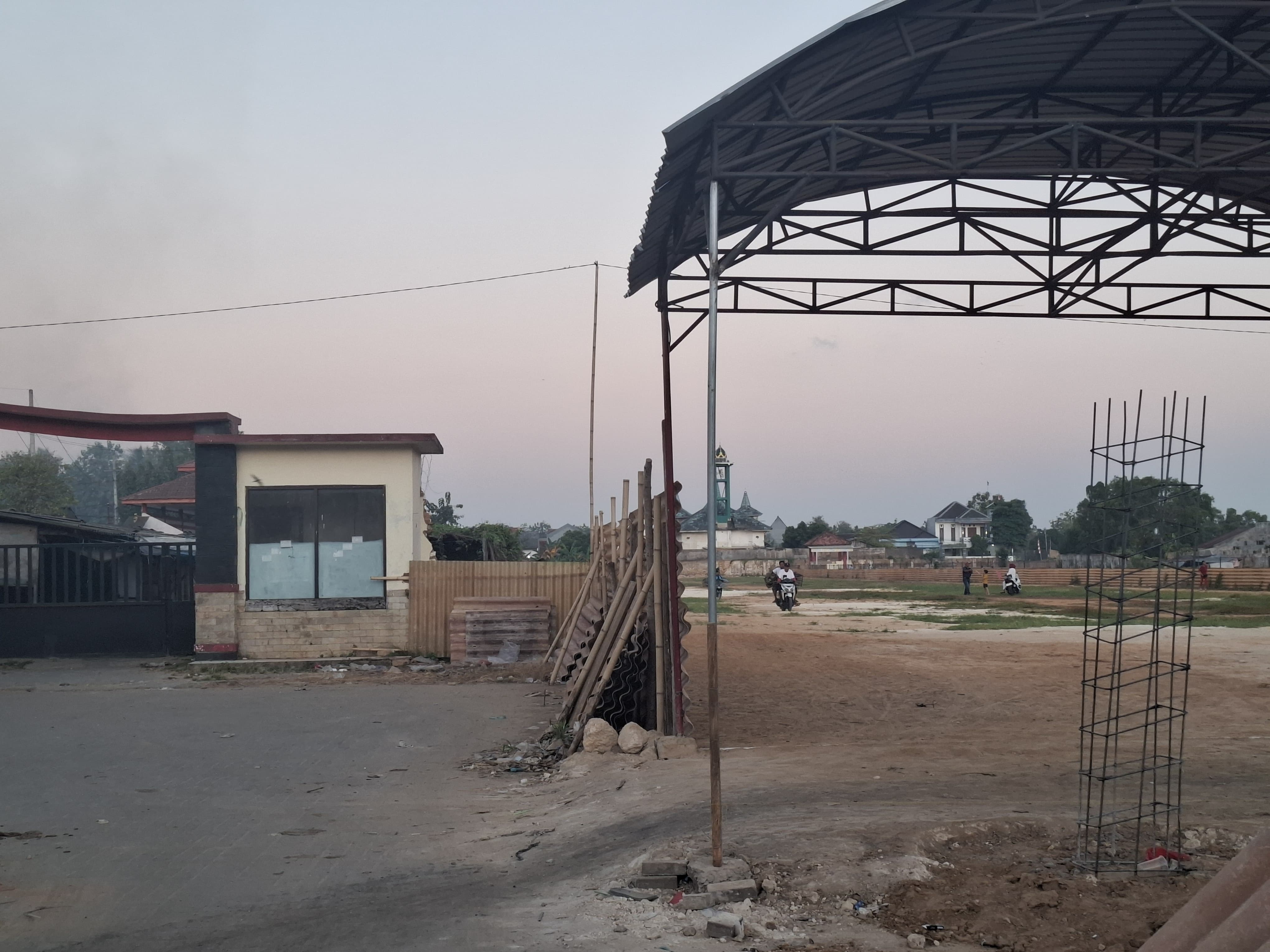 BELUM KELAR: Kondisi lapangan Karapan Sapi Giling di Desa Pangarangan, Kecamatan Kota Sumenep, Minggu (3/8).