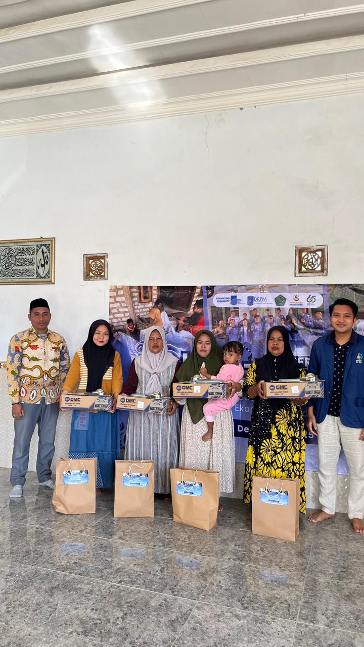 MEMBANGUN NEGERI: Mahasiswa KKN ITS saat menyerahkan bantuan sarana produksi batik kepada pengrajin di Desa Candi Burung, Kecamatan Proppo, Pamekasan (16/8).