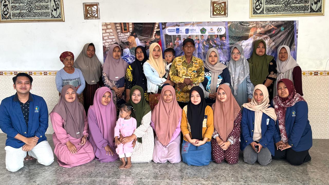 MENGABDI: Mahasiswa KKN ITS berfoto bersama dengan pengrajin batik di Desa Candi Burung, Kecamatan Proppo, Pamekasan (16/8).