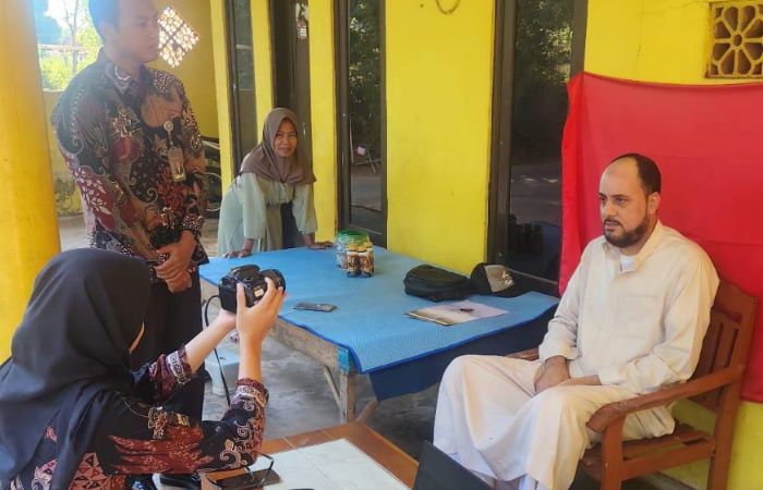 TURUN LANGSUNG: Petugas dari Kantor Imigrasi Kelas II Non TPI Pamekasan saat melayani WNA yang hendak mengurus dokumen ITAS. (RadarMadura.id)