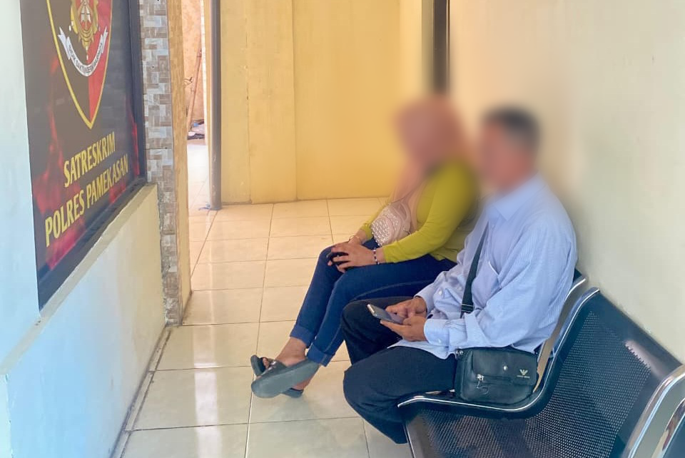 TUNGGU KEPASTIAN: AA dan H duduk di ruang tunggu Satreskrim Polres Pamekasan, Jumat (15/8).