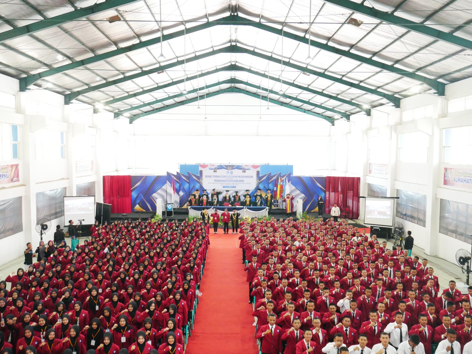 RAPI: Para civitas akademika Poltera berfoto bersama dengan ratusan mahasiswa baru di Sampang, Selasa (19/8).