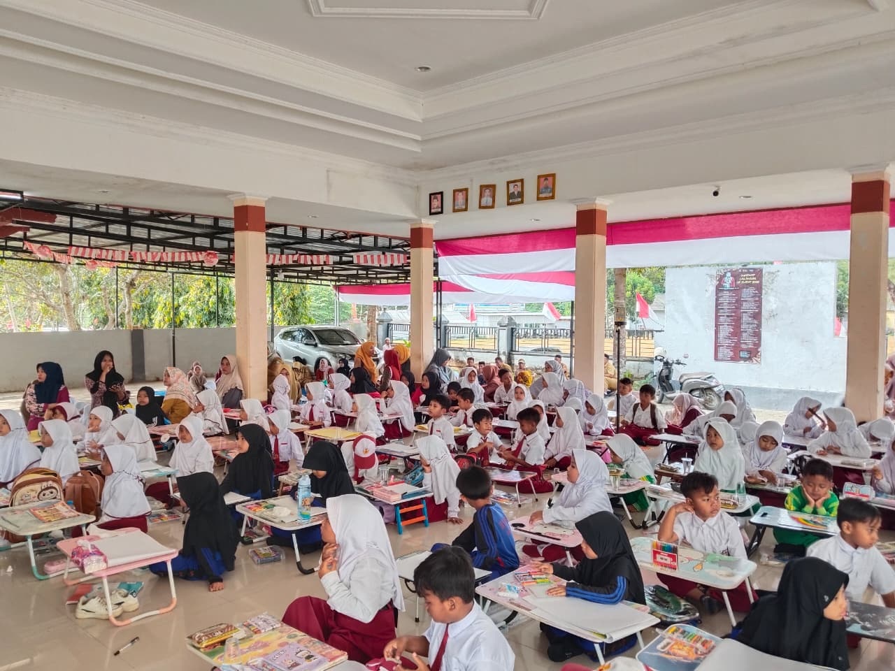 SEMARAK: Ratusan anak kelas I dan Kelas II tingkat SD/MI mengikuti lomba mewarnai di Kantor Kecamatan Batang-Batang, Sumenep, Selasa (19/8).