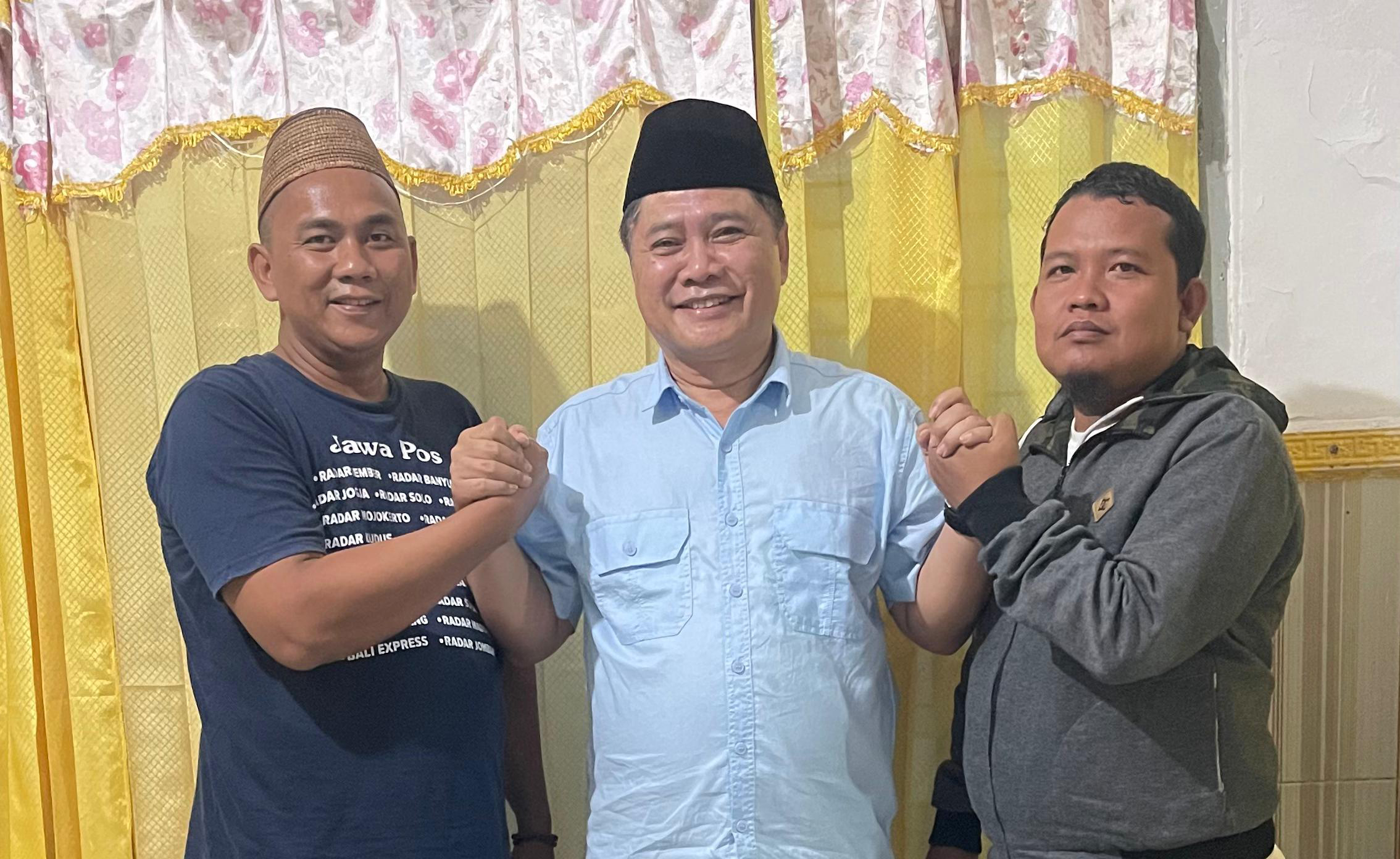 KOMPAK: Dari kiri, Kepala JPRM Biro Sumenep Luqman Hakim, Direktur JPRM Abdul Aziz, dan Pemred JPRM Moh. Subhan berfoto bersama di Sumenep, Selasa (19/8).