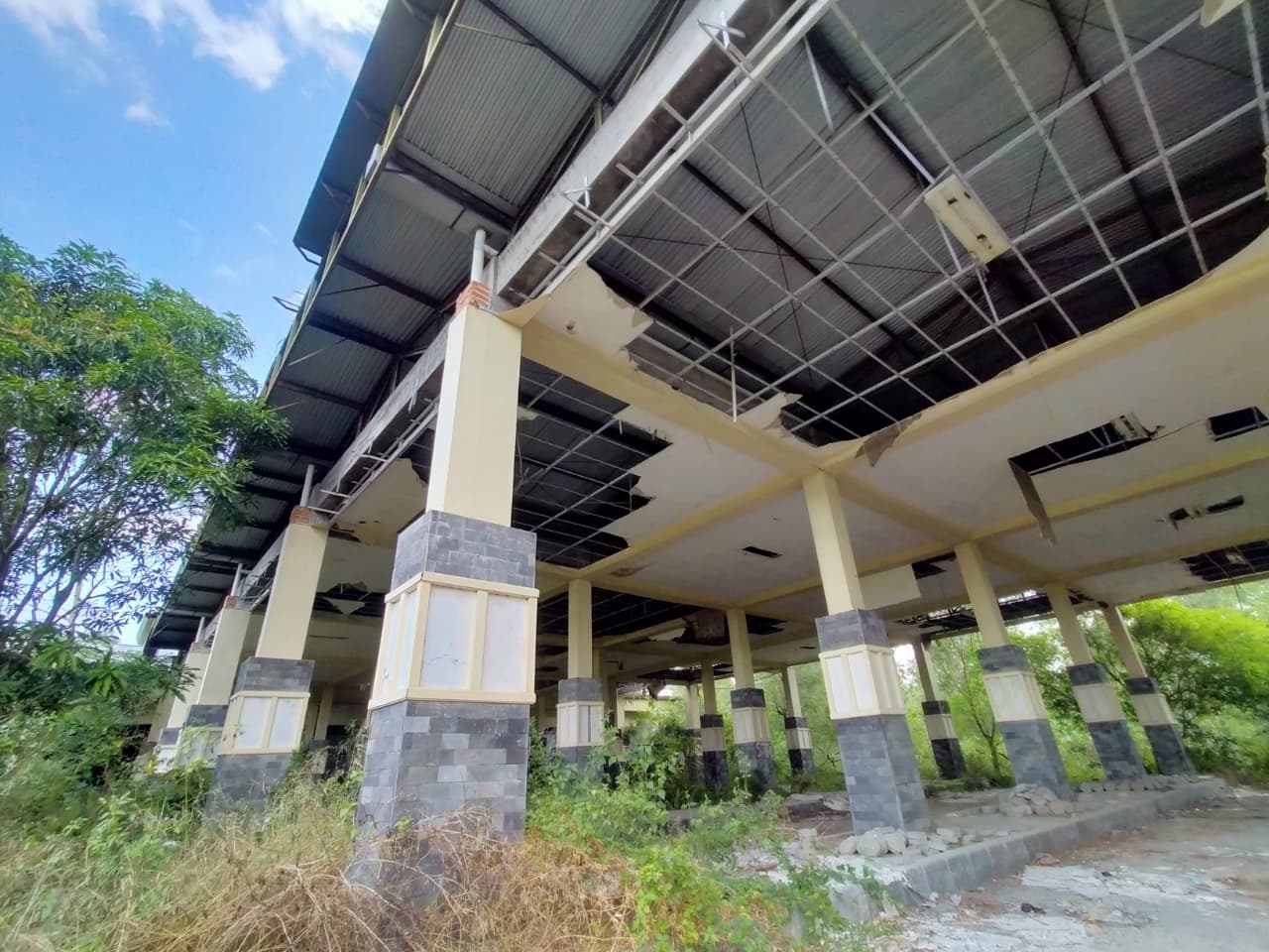 TERBENGKALAI: Kondisi fasilitas yang diproyeksikan menjadi terminal tipe A di Desa Masaran, Kecamatan Tragah, Senin (18/8).
