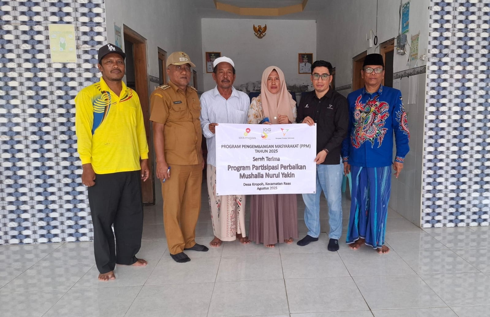 HADIR LANGSUNG: Field Comdev SKK Migas KEI Sarip Hidayatullah (baju hitam) menyerahkan PPM partisipasi perbaikan Musala Nurul Yakin di Balai Desa Kropoh, Kecamatan Raas, Selasa (19/8).
