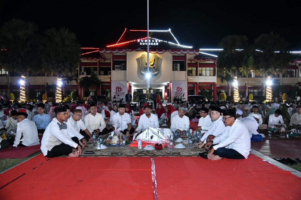 KOMPAK: Bupati Sumenep Achmad Fauzi Wongsojudo menghadiri tasyakuran HUT Kemerdekaan RI di halaman, Selasa (19/8) malam.
