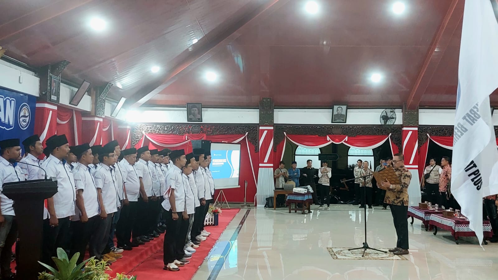 KHIDMAT: Bupati Sampang Slamet Junaidi mengukuhkan pengurus MCS di pendopo Trunojoyo, Sampang Selasa (19/8) malam.