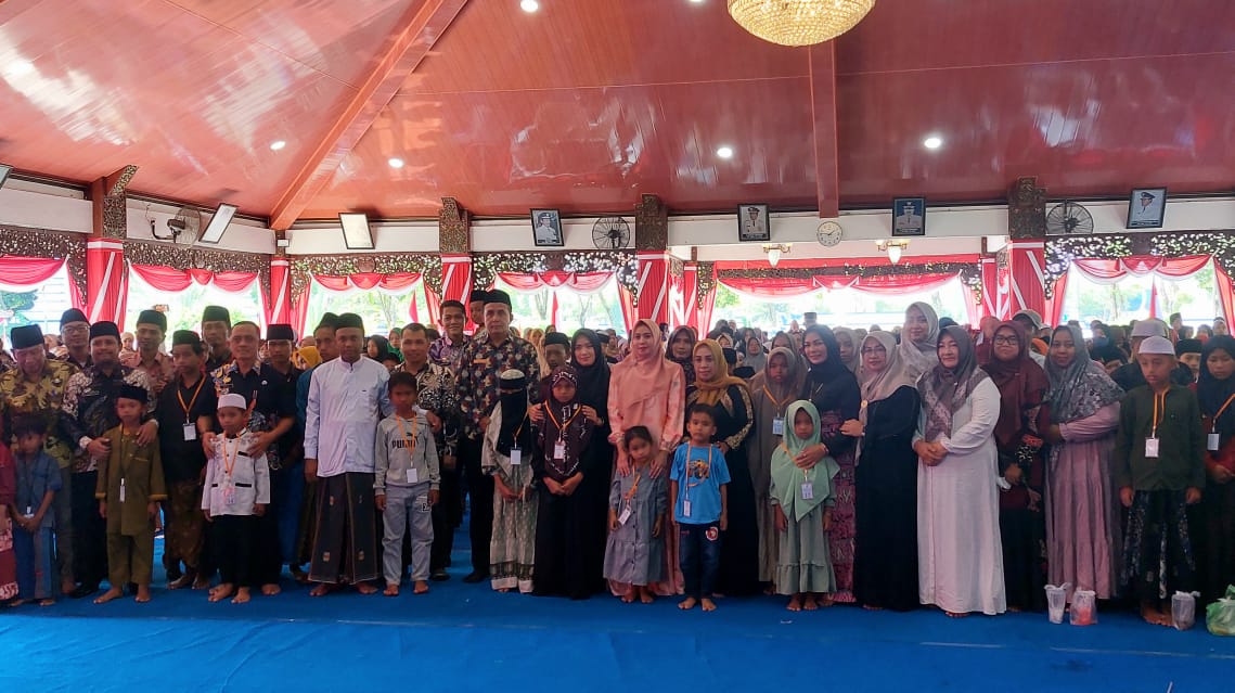 PEDULI SOSIAL: Ketua TP-PPK Kabupaten Sampang Selviana Slamet Junaidi dan sejumlah pejabat foto bersama anak yatim di Pendapa Trunojoyo Sampang, Kamis (21/8).