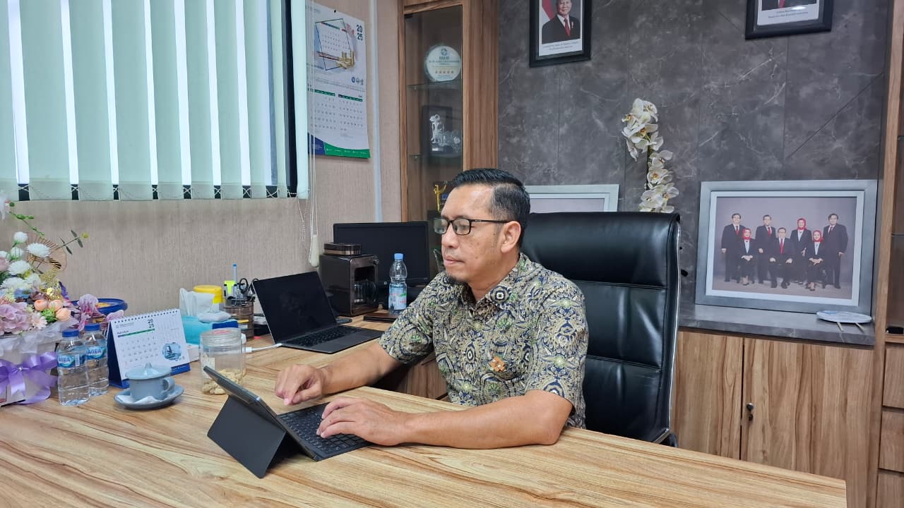 BERDEDIKASIH: Kepala BPJS Kesehatan Cabang Pamekasan, Nuzuludin Hasan berada di kantornya.