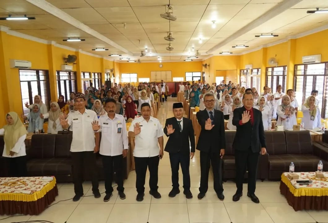 BERSINERGI: Wabup Bangkalan Moch. Fauzan Ja&rsquo;far (tiga dari kanan, depan) foto bersama setelah pembukaan acara pembekalan pengelola kampung KB di Aula Gedung PKP-RI