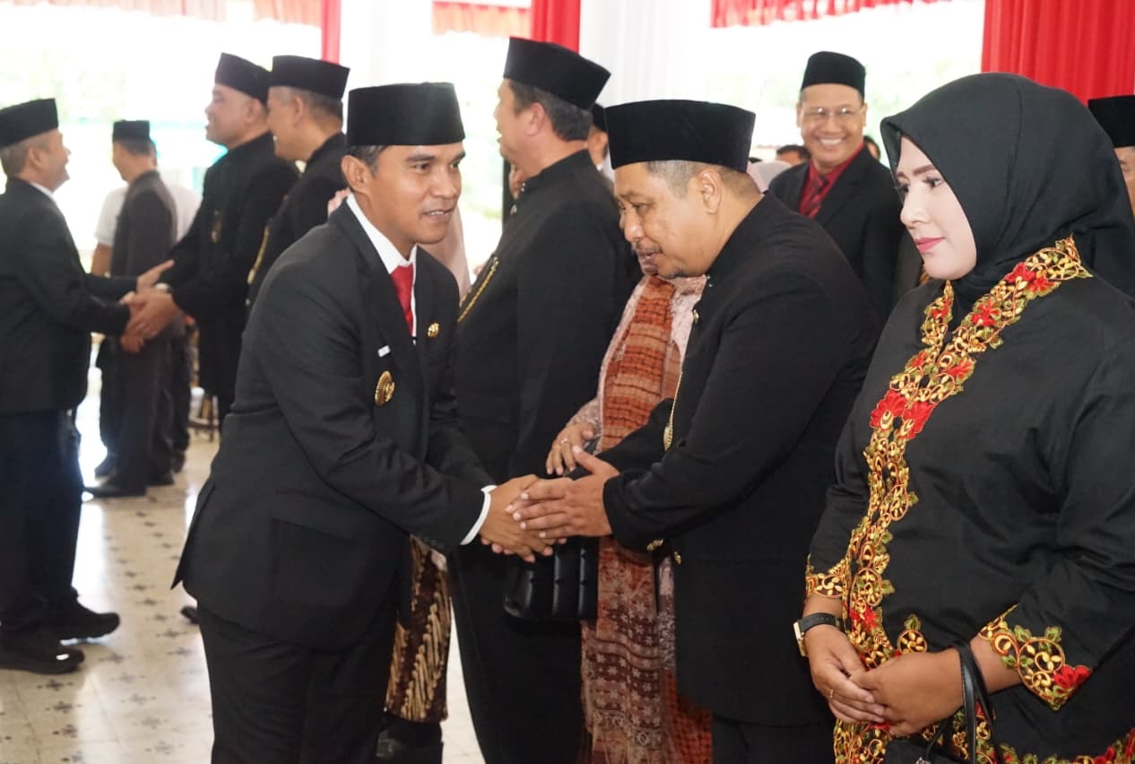 BERI UCAPAN SELAMAT: Bupati Bangkalan Lukman Hakim bersalaman dengan sekkab Ismet Effendi setelah menjalani presesi pelantikan di Pendopo Agung .