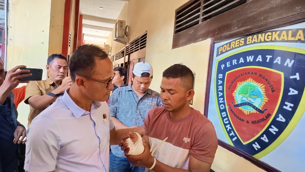 PELAKU KEJAHATAN: Kasatreskrim Polres Bangkalan AKP Hafid Dian Maulidi mengintrogasi Cholis tersangka pembunuhan Balita, (14/8).