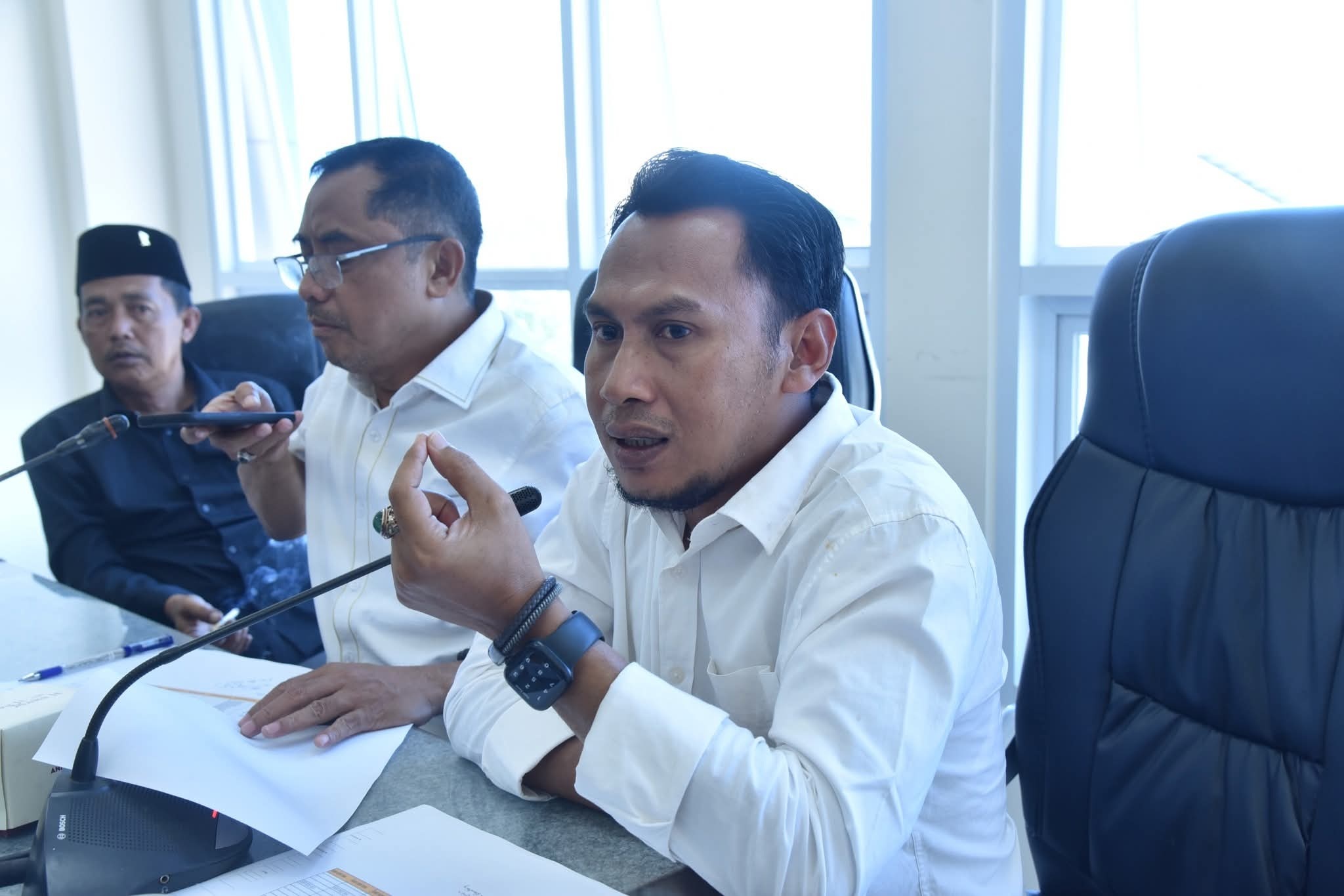 TEGAS: Wakil Ketua Komisi II DPRD Sumenep Irwan Hayat saat mengikuti rapat di ruang komisi II DPRD Sumenep.