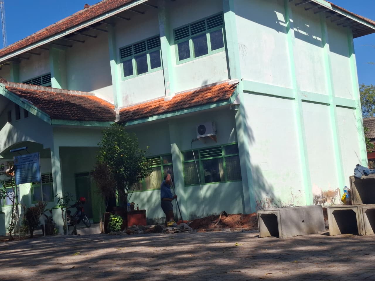USAHA: Sejumlah pekerja merehap Gedung UPT SKD di Kecamatan Batuan, Sumenep, Minggu (3/8).