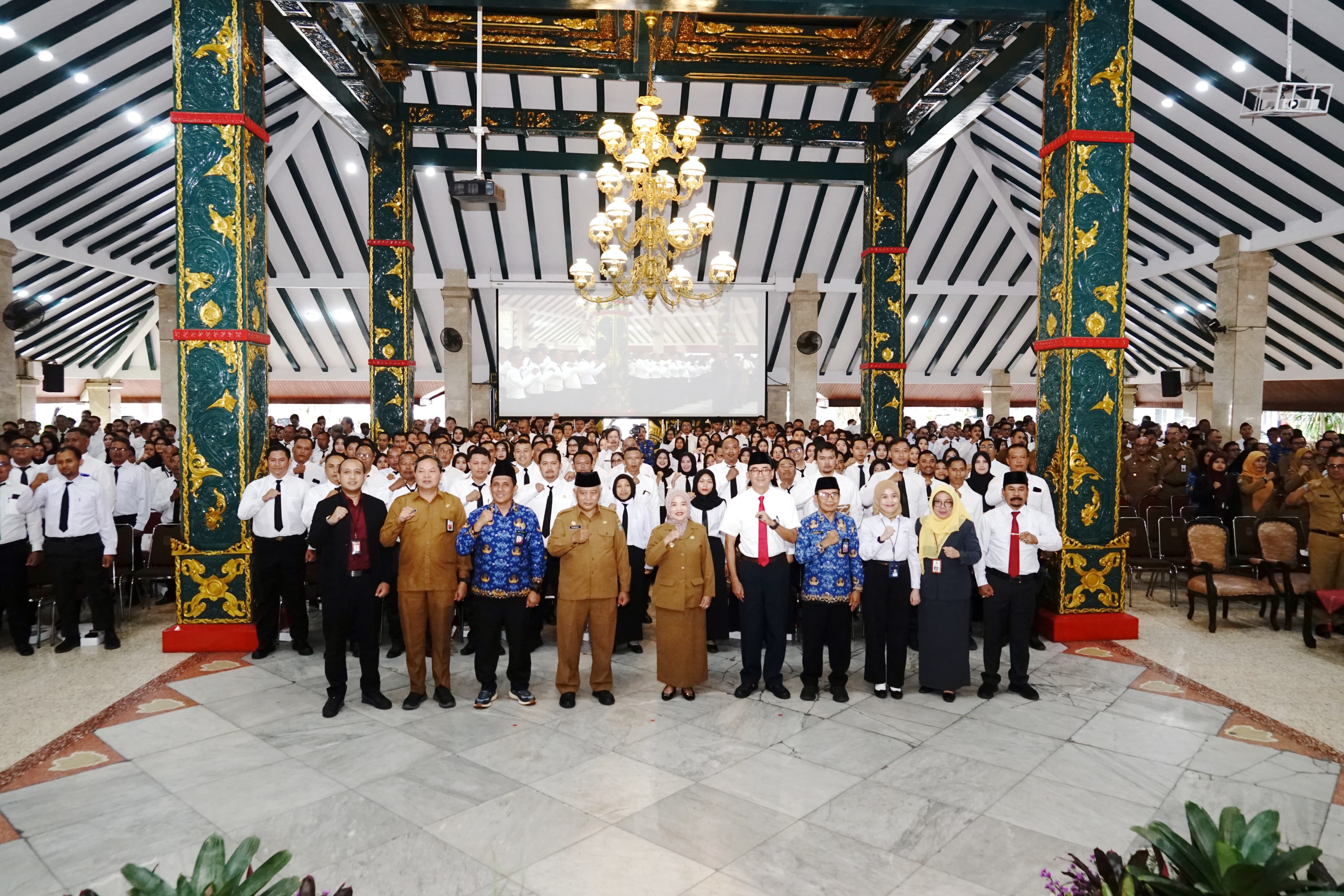 foto bersama pemerintah Kabupaten Malang dengan Peserta yang dinyatakan lolos PPPK dan CPNS