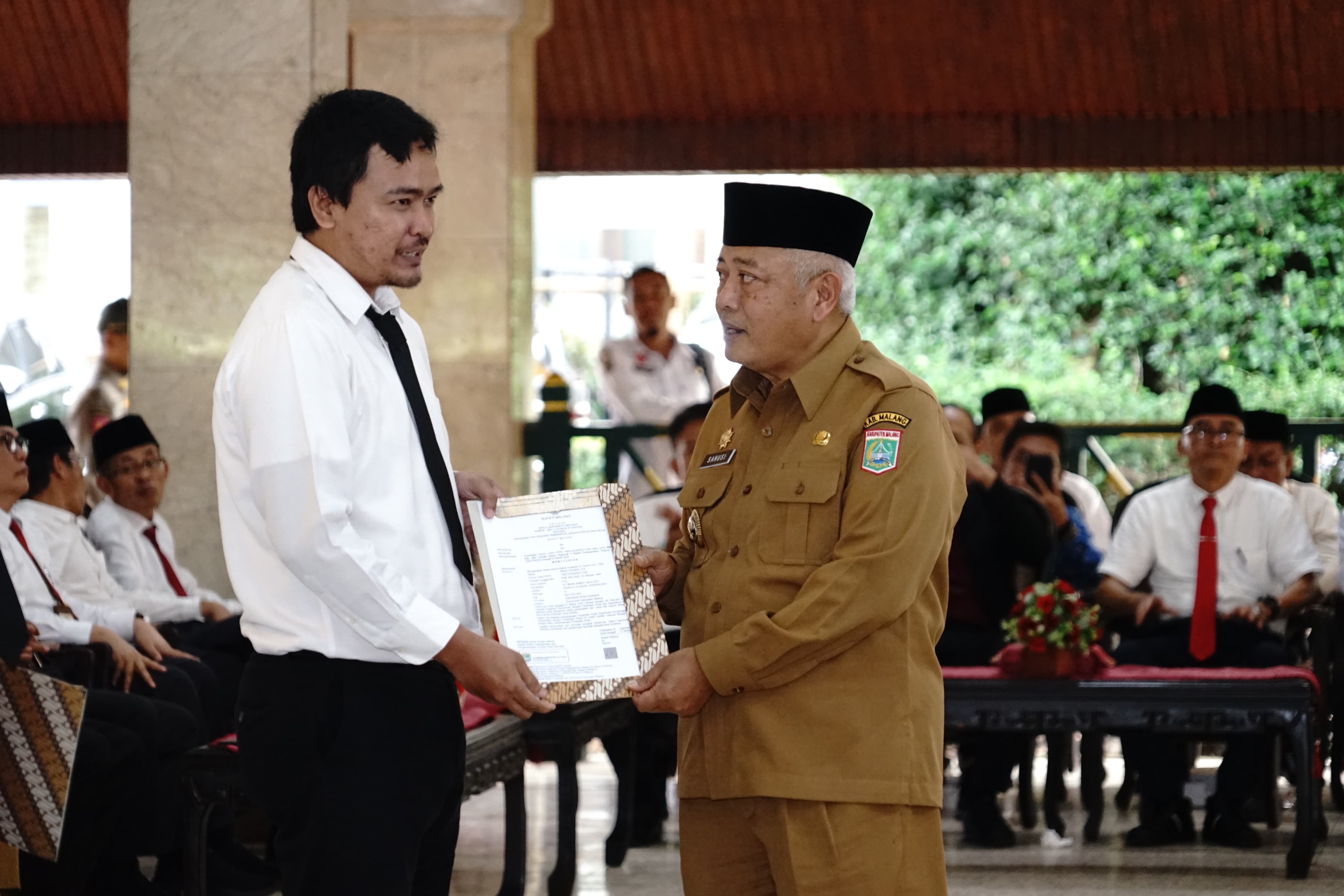 penyerahan sk secara simbolis kepada peserta yang dinyatakan lolos seleksi CPNS dan atau PPPK