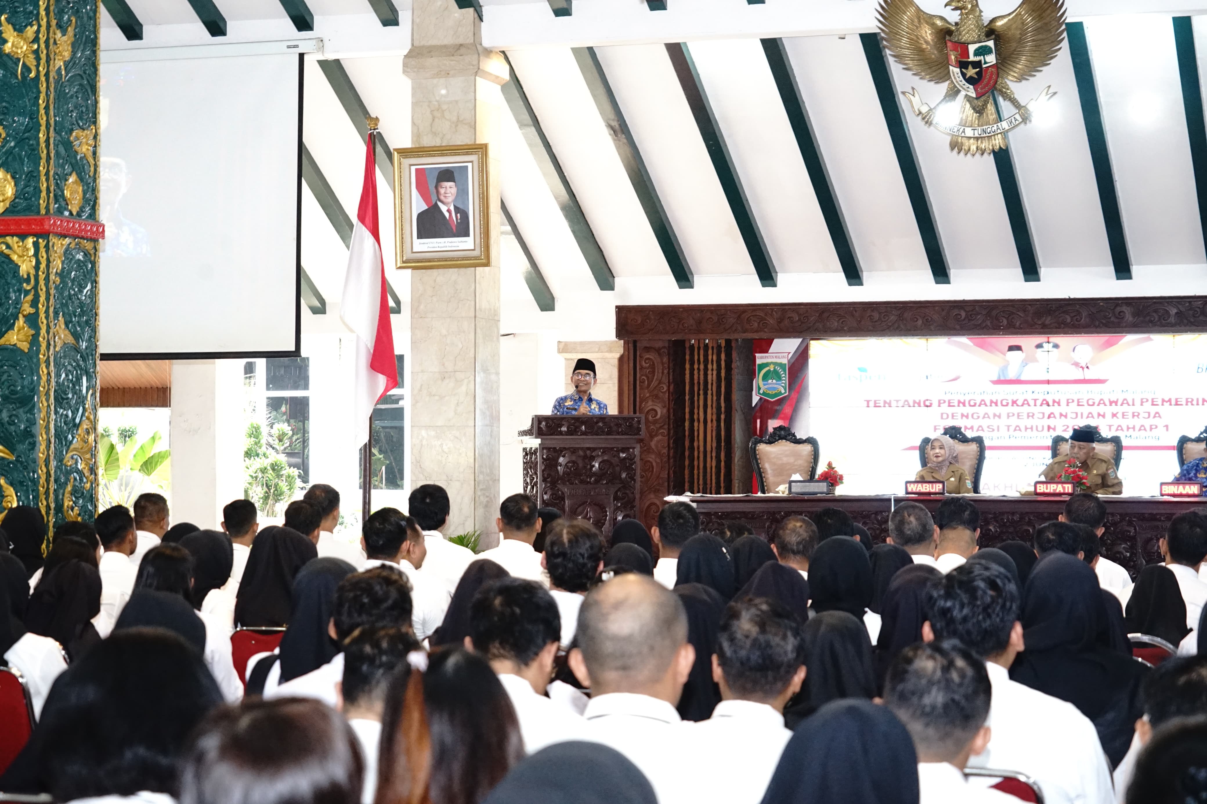 para peserta yang lolos seleksi cpns dan pppk sedang mendengarkan sambutan