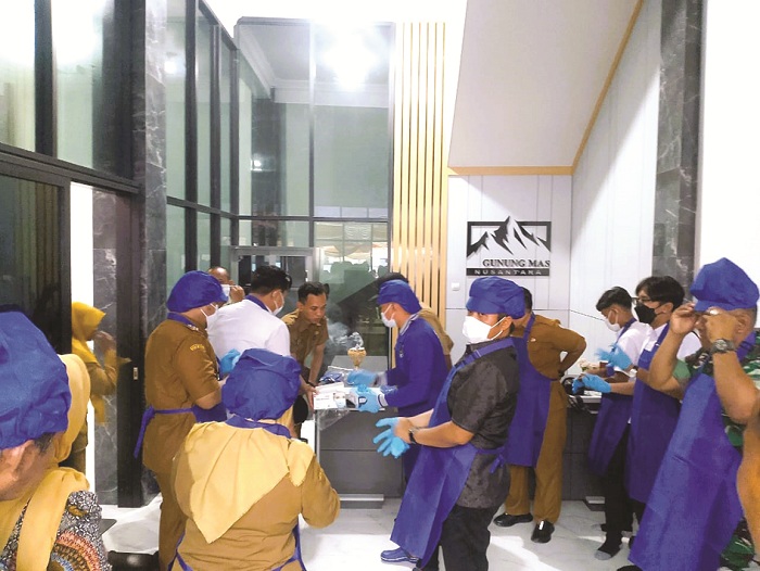 MBG: Beberapa pegawai berada di SPPG Yayasan Garda Kosong Delapan Kecamatan Jrengik, usai diresmikan, Selasa (10/6). (UBAIDILLAHIR RAIE/JPRM)