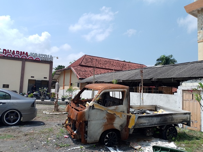 BERKARAT: Barang bukti kasus pembakaran kerangka mobil Daihatsu Gran Max berada di halaman Polres Sampang Jumat (22/8). (UBAIDILLAHIR RAIE/JPRM)