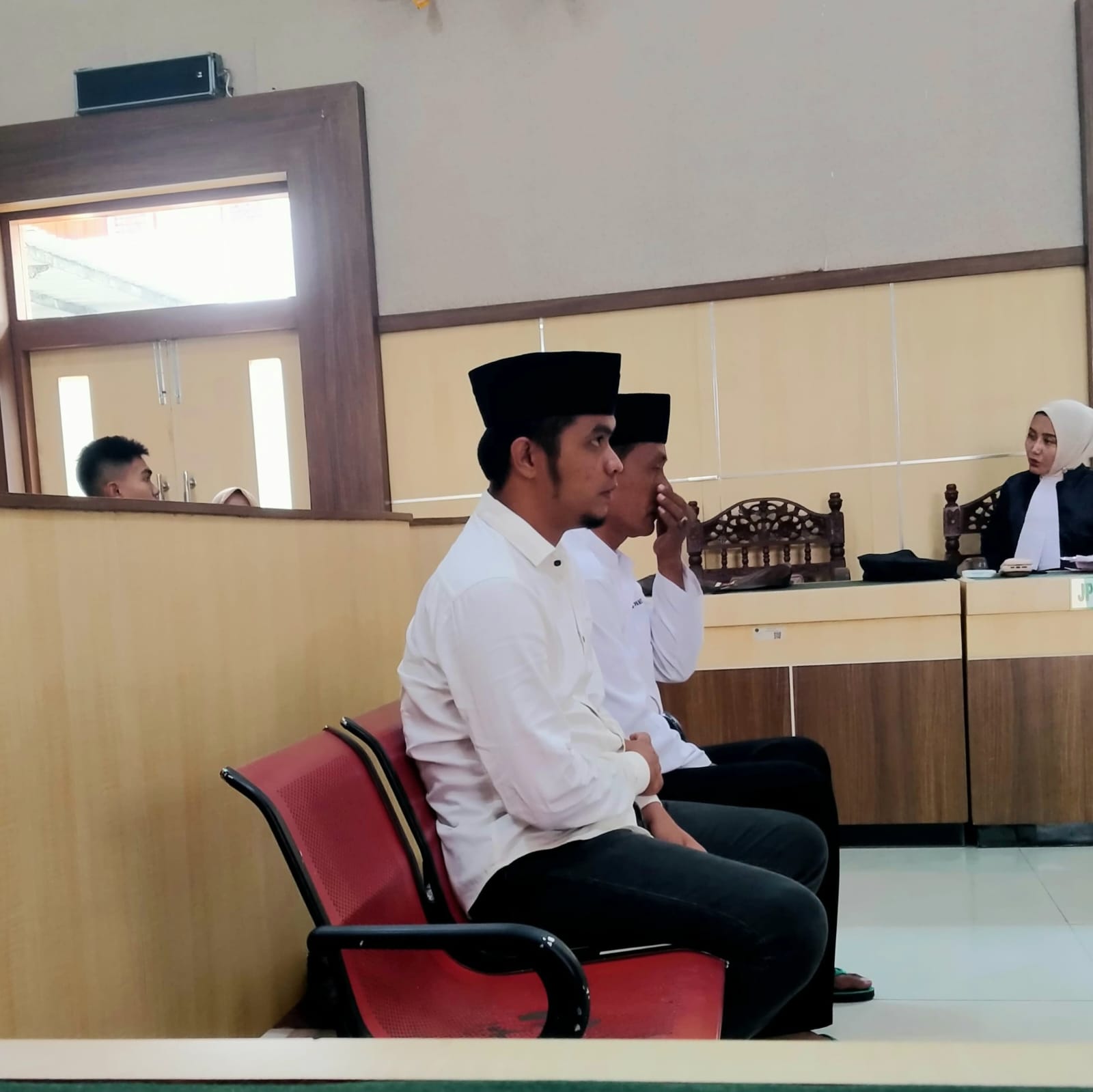 INSTITUSI: M. Fajri Irfani duduk bersama rekannya saat mengikuti sidang lanjutan dengan agenda pembacaan putusan di PN Pamekasan, Rabu (20/8).