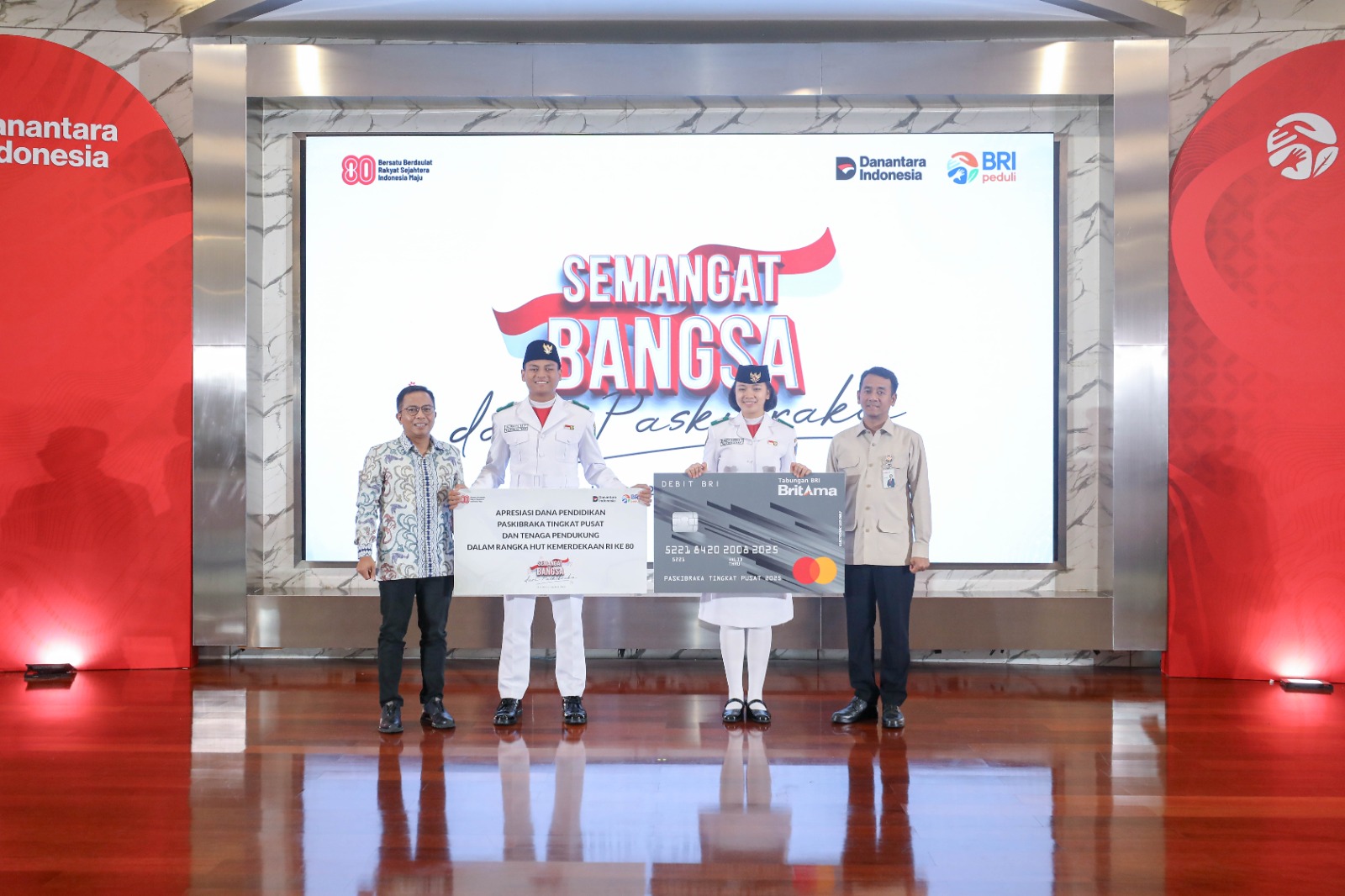 APRESIASI: BRI Peduli memberikan penghargaan kepada petugas paskibraka nasional.